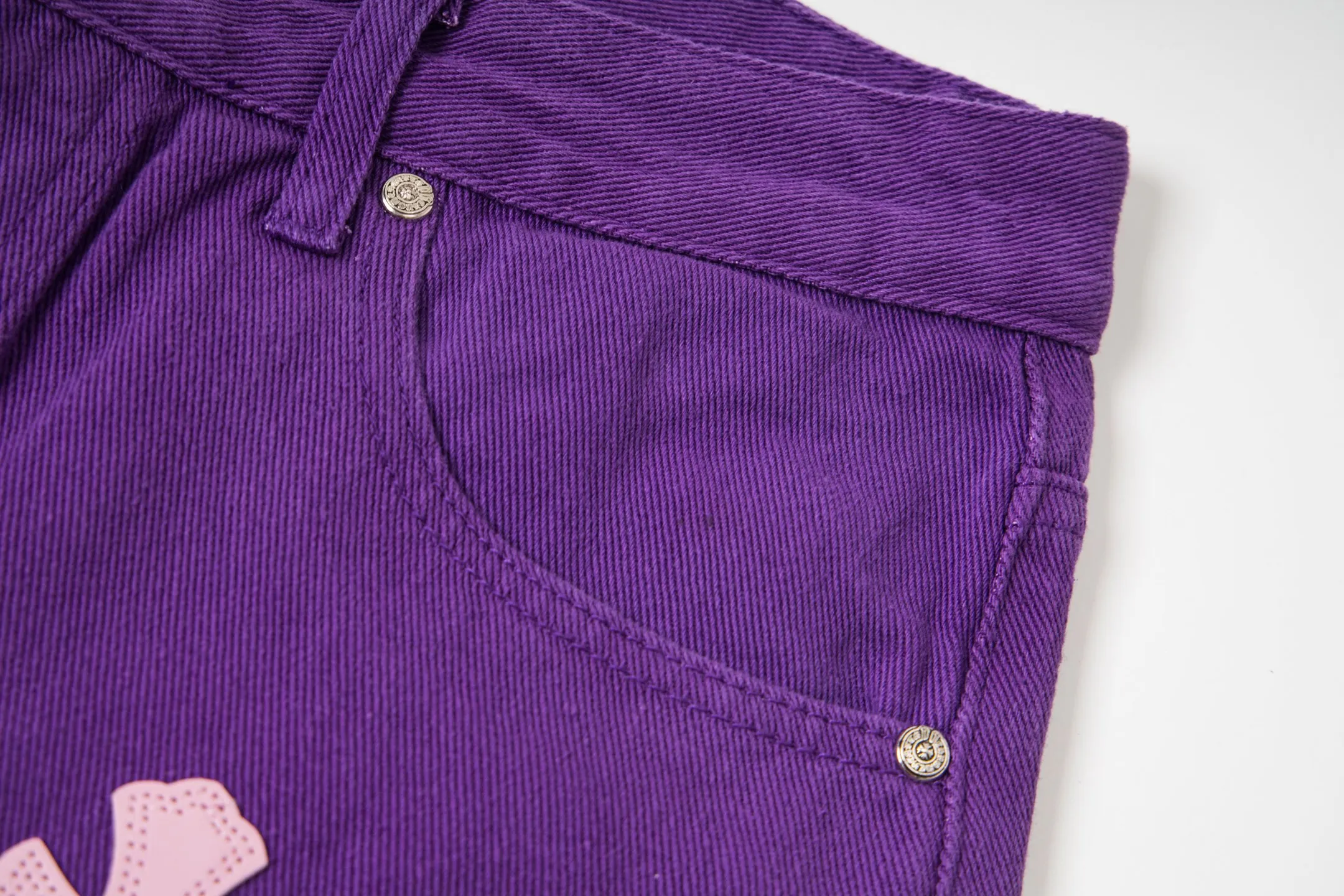 P240 Chrome Hearts Overseas limited edition violet patchwork leather cross hot girl couple jeans are a hot item this season and are sought after by countless celebrities and fashionistas. The neat details of the cutting process add color to the playful fashion! The neat and meticulous design, and the well-fitting structure is unique. The upper body not only has outstanding recognition, but also looks younger and younger. A style with the ultimate wearing meaning and performance, gorgeous color matching, and the craftsmanship of this style is also extremely extraordinary. After the finished product is washed, it is disassembled and hand-made with sheepskin cross leather and then spliced ​​together to complete. The whole piece has too many craftsmanship to describe. It is decorated with patchwork cross flowers and high-waisted washed jeans! ! Absolutely high-end luxury product, a god-level single product, a super popular product, made by top heavy industry, a magic weapon that cannot be missed to hit the streets. Style number: 1837 Size: 28 30 32 34 Color: purple